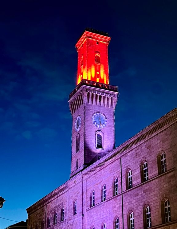 Fürther Glanzlichter 2026 beleuchtete Innenstadt mit Besuchern am Abend