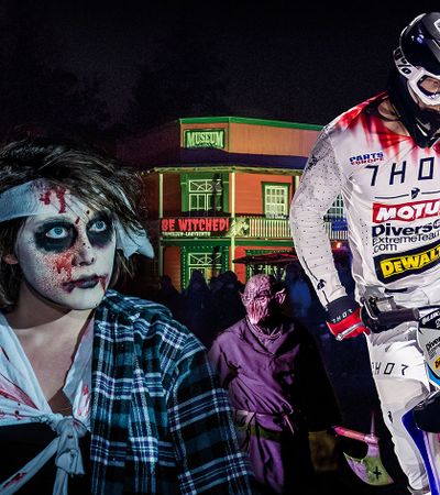 Fotomontage der Scary Nights im Erlebnispark Schloss Thurn: links eine als Zombie geschminkte Darstellerin, rechts ein Motocross-Fahrer in voller Montur auf seinem Bike, im Hintergrund die nächtliche, beleuchtete Westernstadt des Parks.