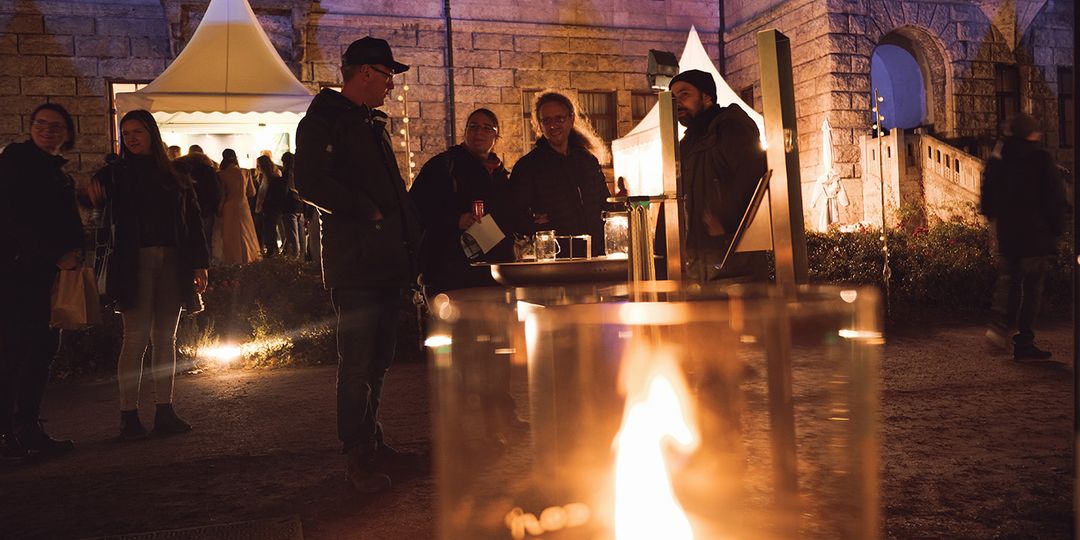 Magische Abendstimmung bei den Winterträume 2025: Wo Wärme und Begegnung im Mittelpunkt stehen.