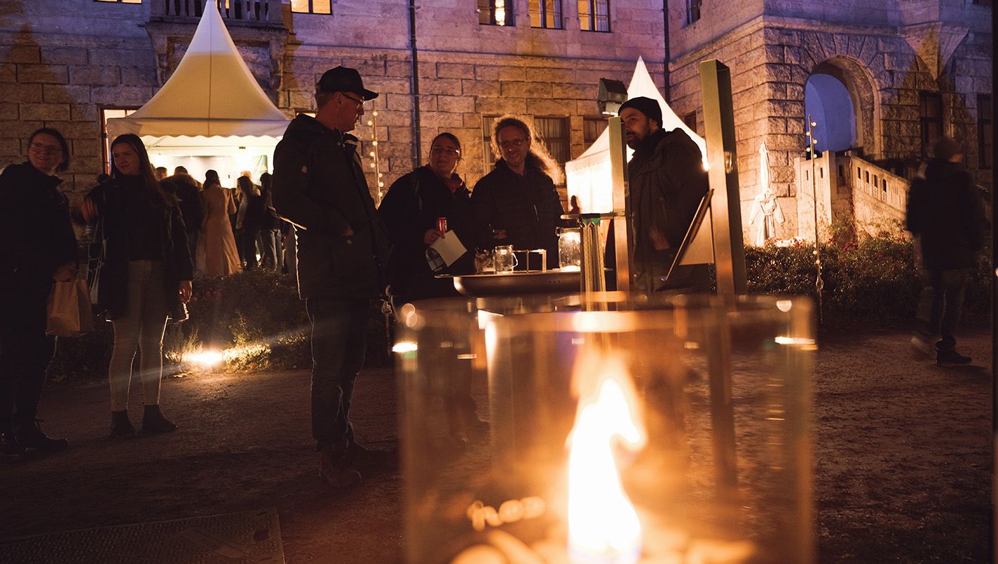 Magische Abendstimmung bei den Winterträume 2025: Wo Wärme und Begegnung im Mittelpunkt stehen.