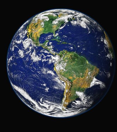 Fotografie der Erde aus dem All, mit deutlich sichtbaren Kontinenten und Wolkenformationen.