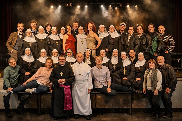 Gruppenfoto des Musical Family Chors und der Mitwirkenden von „Sister Act“ auf einer Theaterbühne in Eschenau.