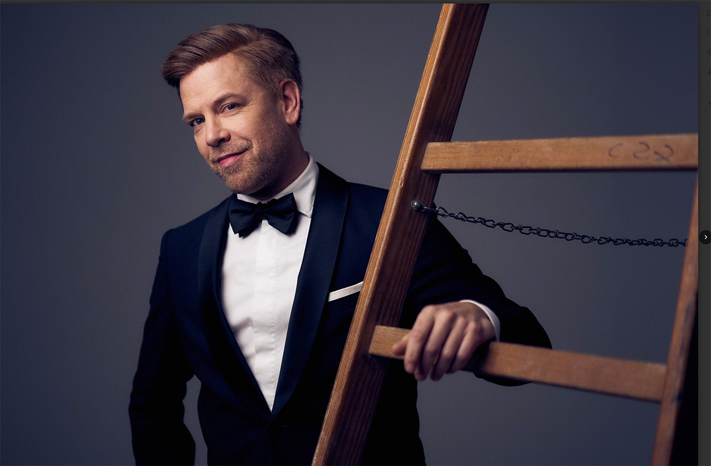 Tom Gaebel im Smoking neben einer Leiter – Promotionfoto zur Tour „Kleiner Junge, Große Reise“ 2026.