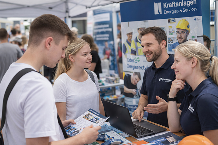 Schüler im Gespräch mit Unternehmen auf der Ausbildungsbörse Herzogenaurach 2026 in der Region Erlangen-Höchstadt