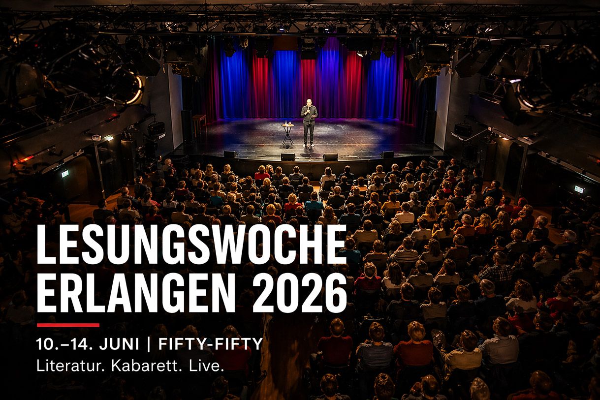 Lesungswoche Erlangen 2026 im fifty-fifty: Bühne mit Künstler und Publikum bei einer Live-Lesung und Kabarettveranstaltung