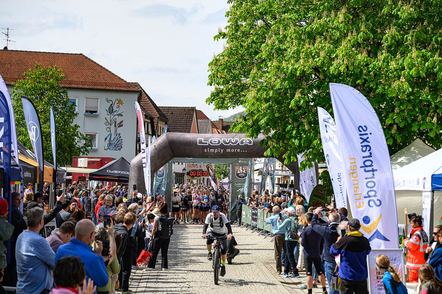 Start des LOWA Ultratrail Fränkische Schweiz 2026 in Ebermannstadt mit Läufern, Zuschauern und Eventbogen