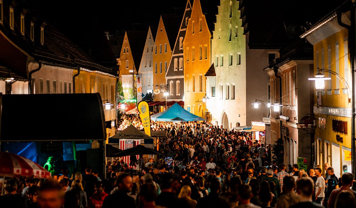 Altstadtfest Sulzbach Rosenberg 2026 bei Nacht mit Menschen in der historischen Altstadt