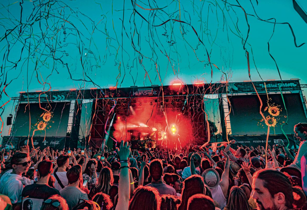 Festival Summer Nürnberg am Airport Nürnberg mit großer Mainstage, Publikum, Lichtshow und Konfetti