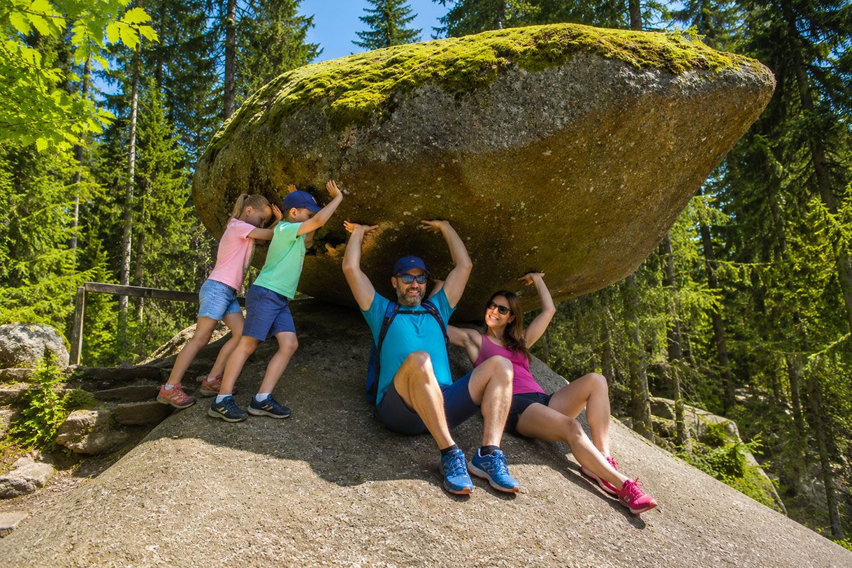 Familie am Felsenlabyrinth der Luisenburg in Wunsiedel im Fichtelgebirge