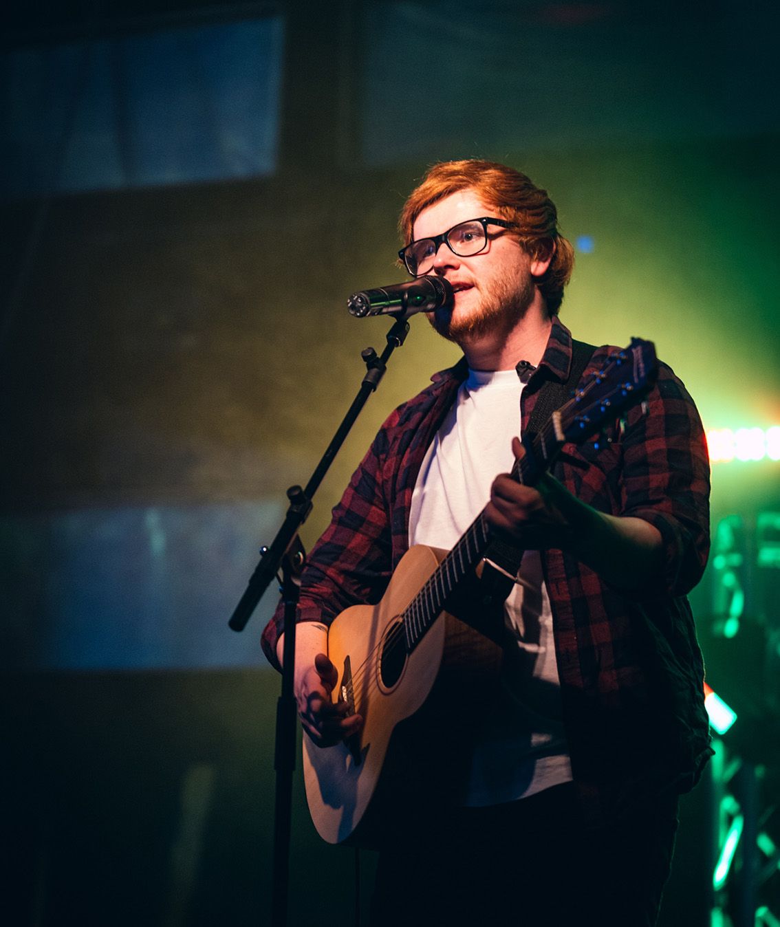 Sänger der Ed Sheeran Tribute Show bei einem Live-Auftritt mit Akustikgitarre vor dem Benefiz-Open-Air 2026 in Erlangen