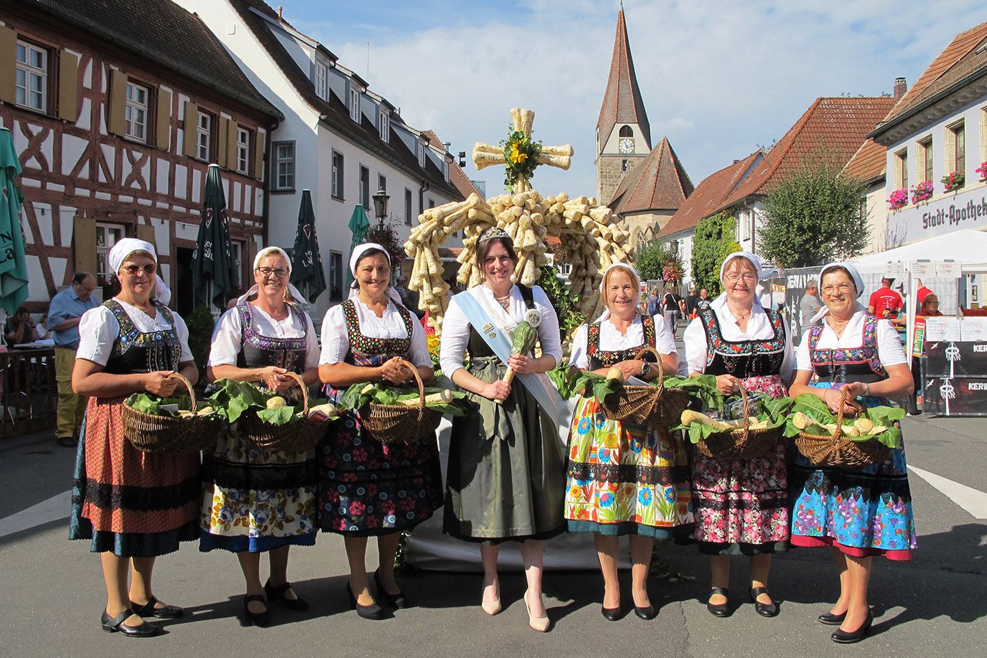 Baiersdorfer Krenmarkt 2026 mit Meerrettichkönigin und Krenweibern