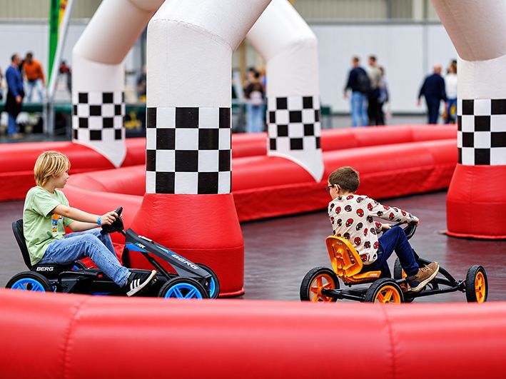 Kinder fahren Gokart auf der Consumenta Nürnberg