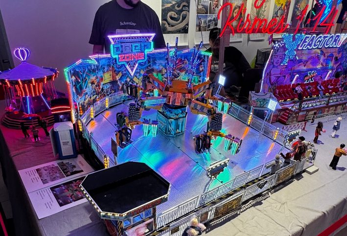 Beleuchtete Modellkirmes mit Fahrgeschäften und Miniaturfiguren bei einer Ausstellung in Fürth