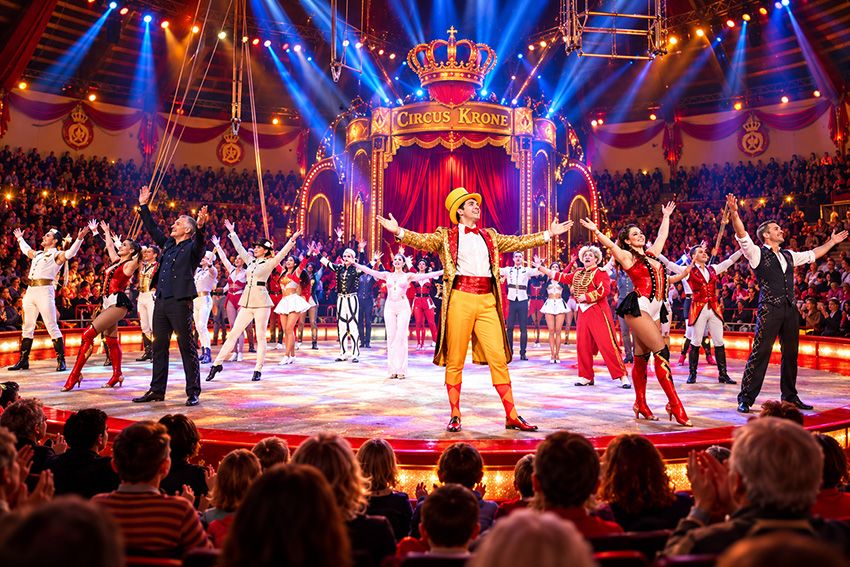 Circus Krone Nürnberg 2026 mit Ensemble in der Manege bei Farbenspiel – Gold Edition