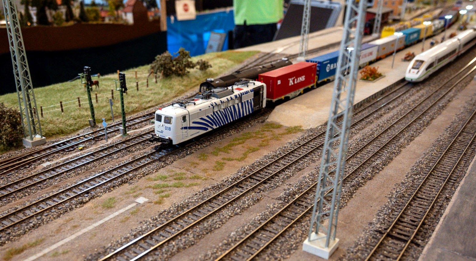 Modelleisenbahnanlage mit Güterzug und Schnellzug auf der Modell-Bahn-Nürnberg 2026 im Ofenwerk Nürnberg