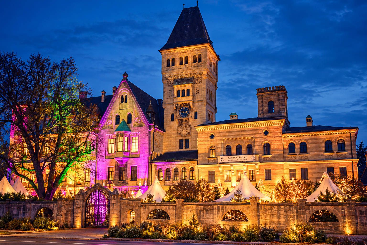 Festlich beleuchtetes Graf von Faber-Castell’sches Schloss in Stein bei Nürnberg am Abend