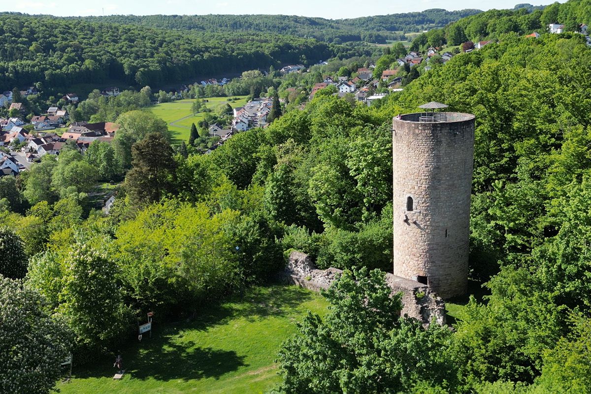 Alter Bergfried der Burgruine Stolzenberg Bad Soden-Salmünster umgeben von Bäumen