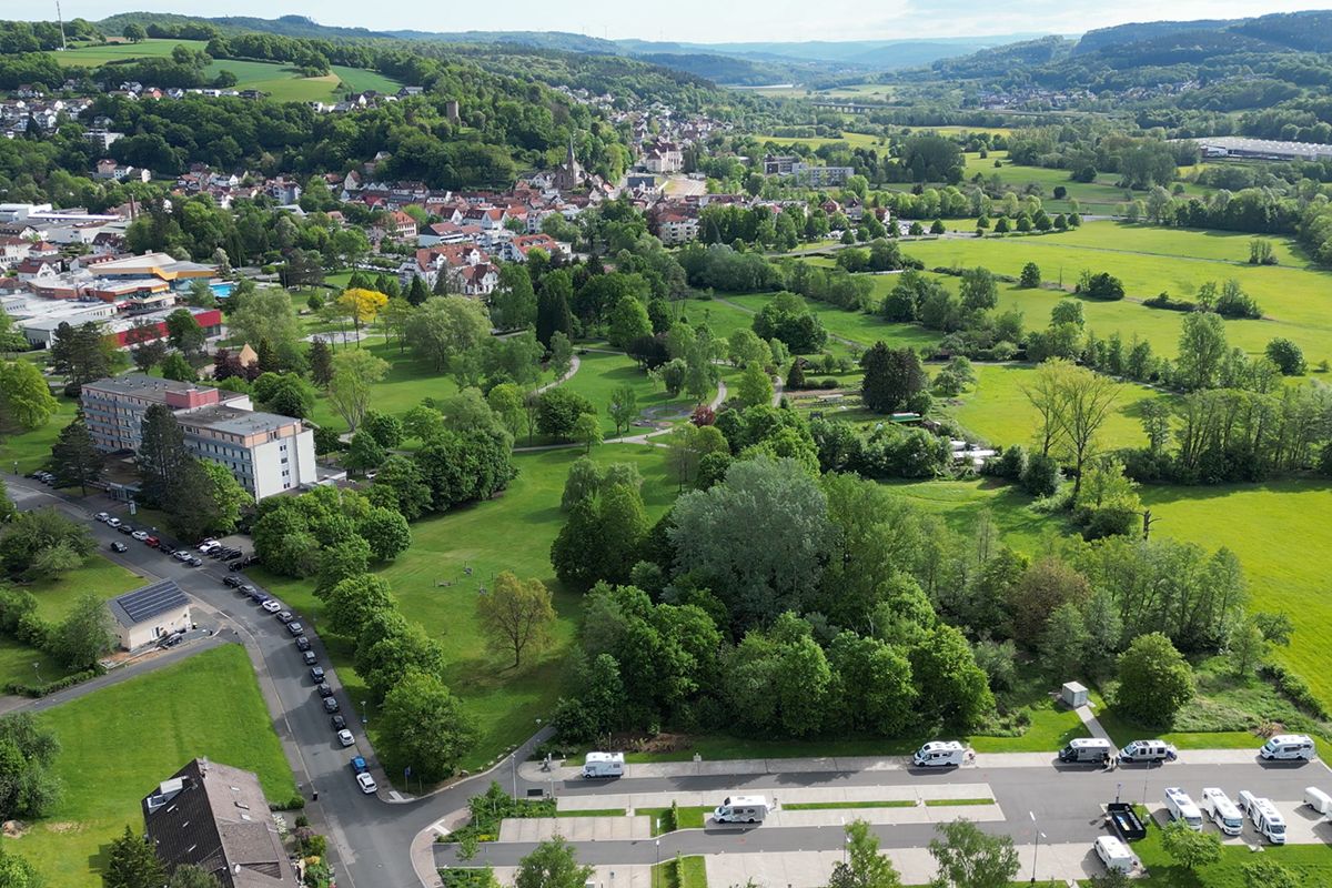 Luftbild vom Wohnmobilstellplatz Bad Soden-Salmünster mit Blick über die Kurpark