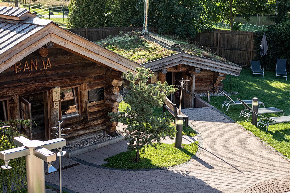 Blockhaus-Sauna mit Kurpark im Hintergrund