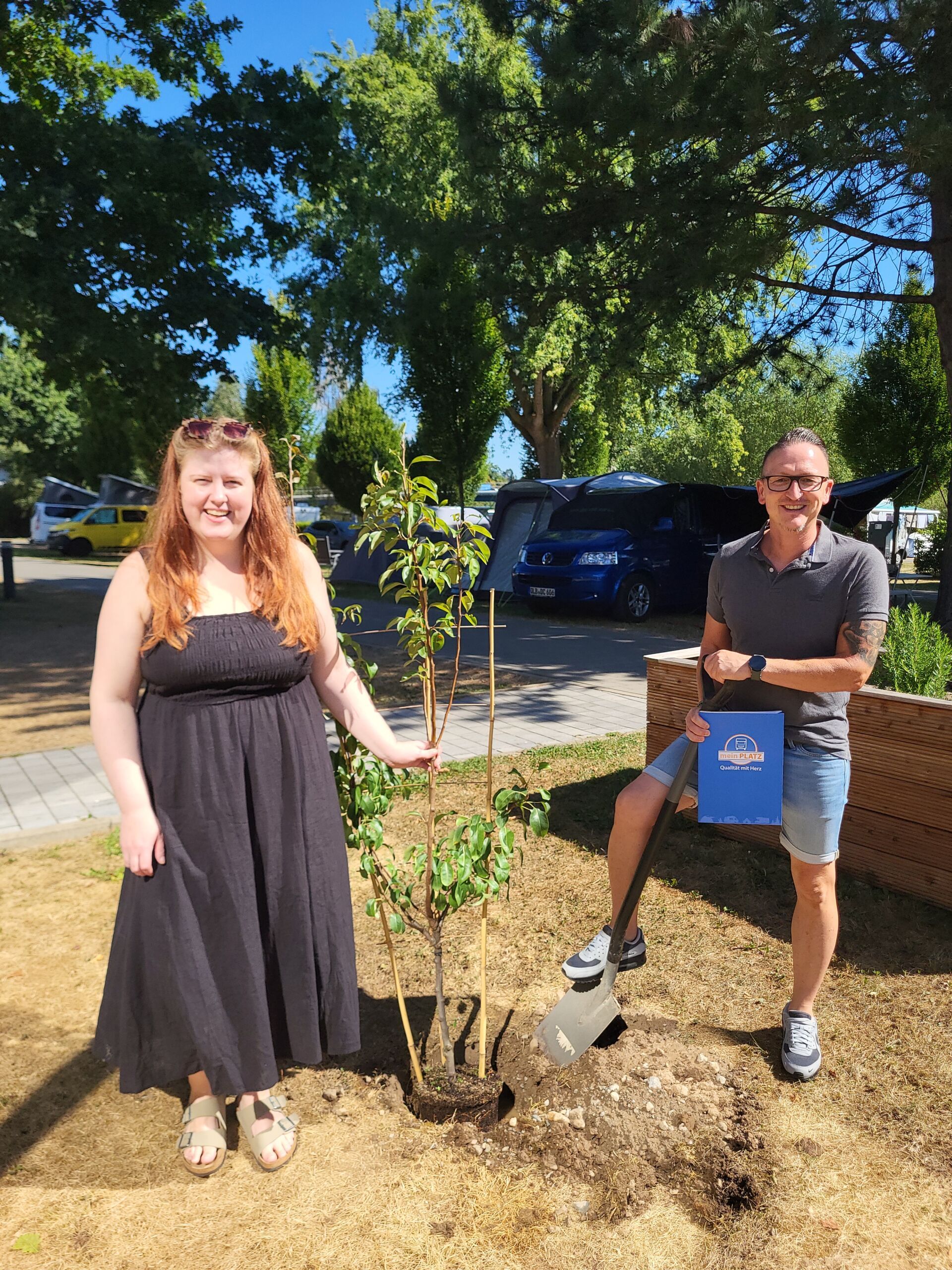 Sophie Grimm und Thorsten Brill pflanzen den ersten mein PLATZ-Obstbaum in Kassel