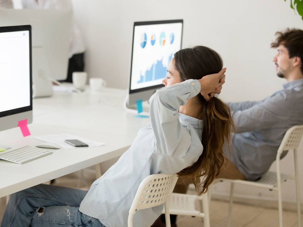 Frau entspannt sich nach erledigter Aufgabe.
