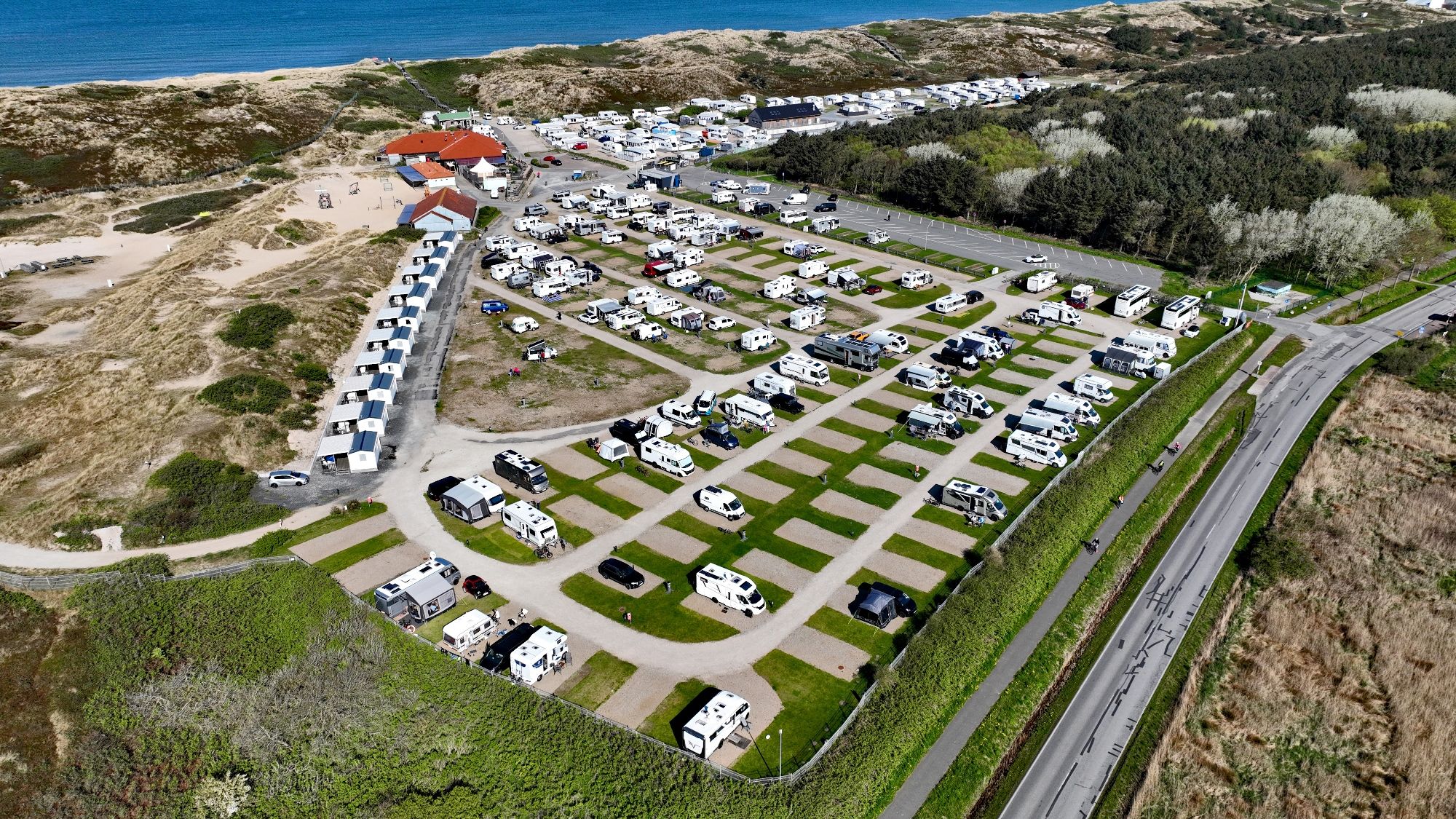 Drohnenaufnahme der Stellplätze auf dem Campingplatz Westerland