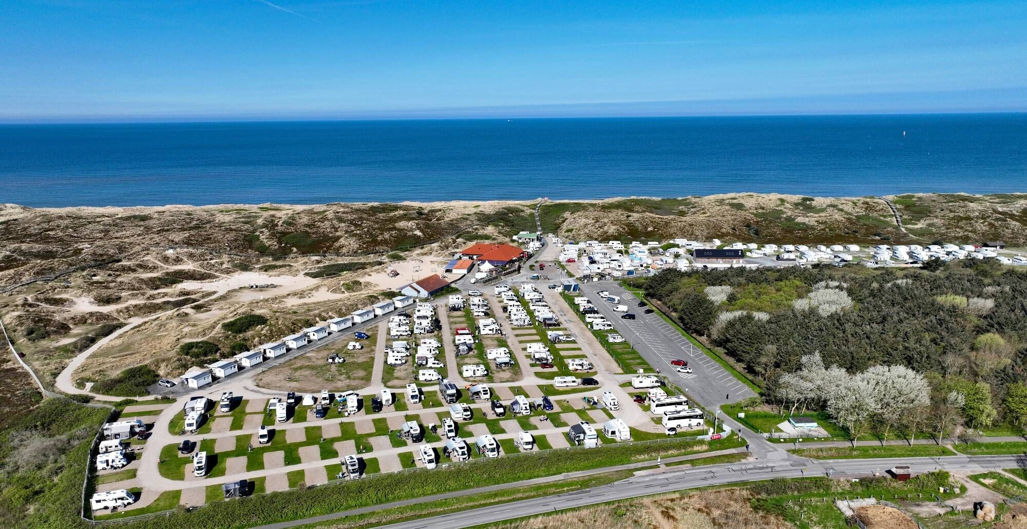Drohnenaufnahme des Campingplatz Westerland auf Sylt mit Blick auf die Nordsee