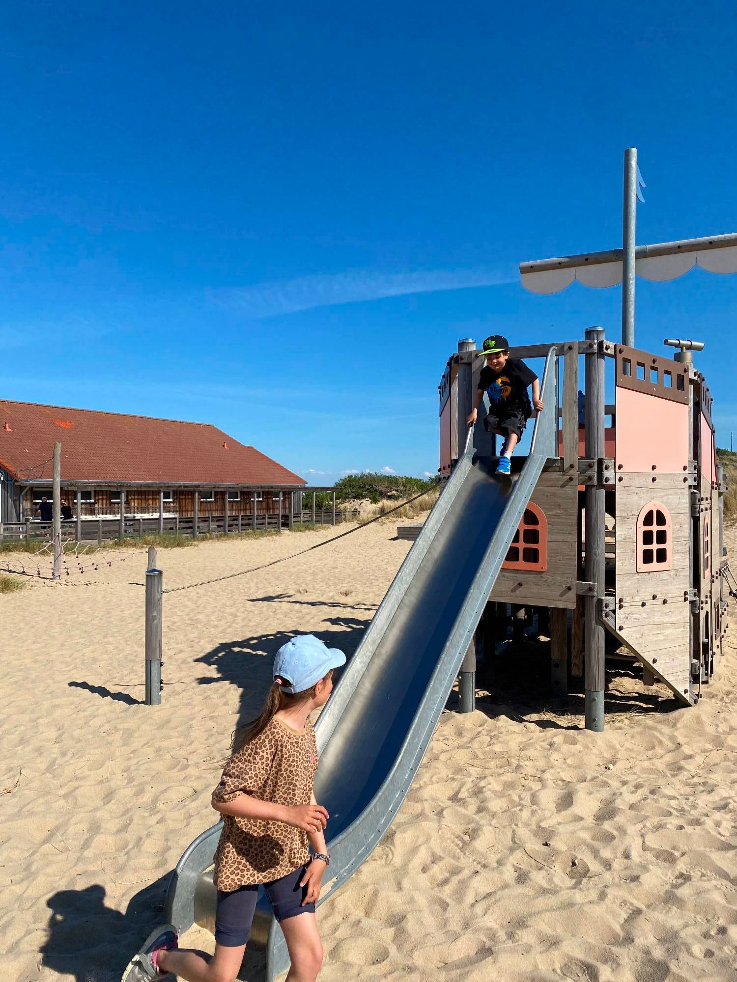 Kinder spielen auf dem Spielplatz auf dem Campingplatz Westerland