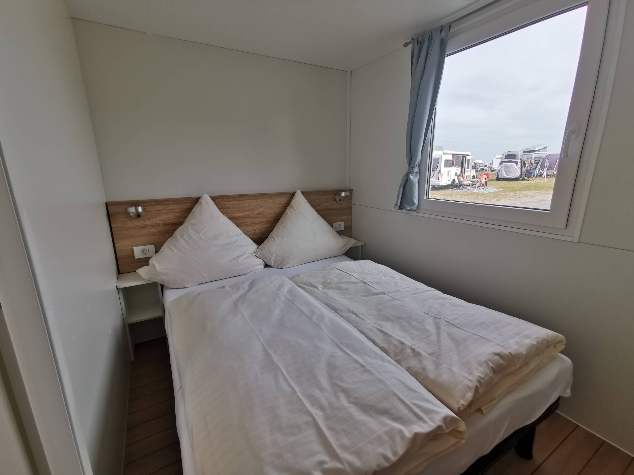 Schlafzimmer im kleinen Mobilheim auf dem Campingplatz Westerland