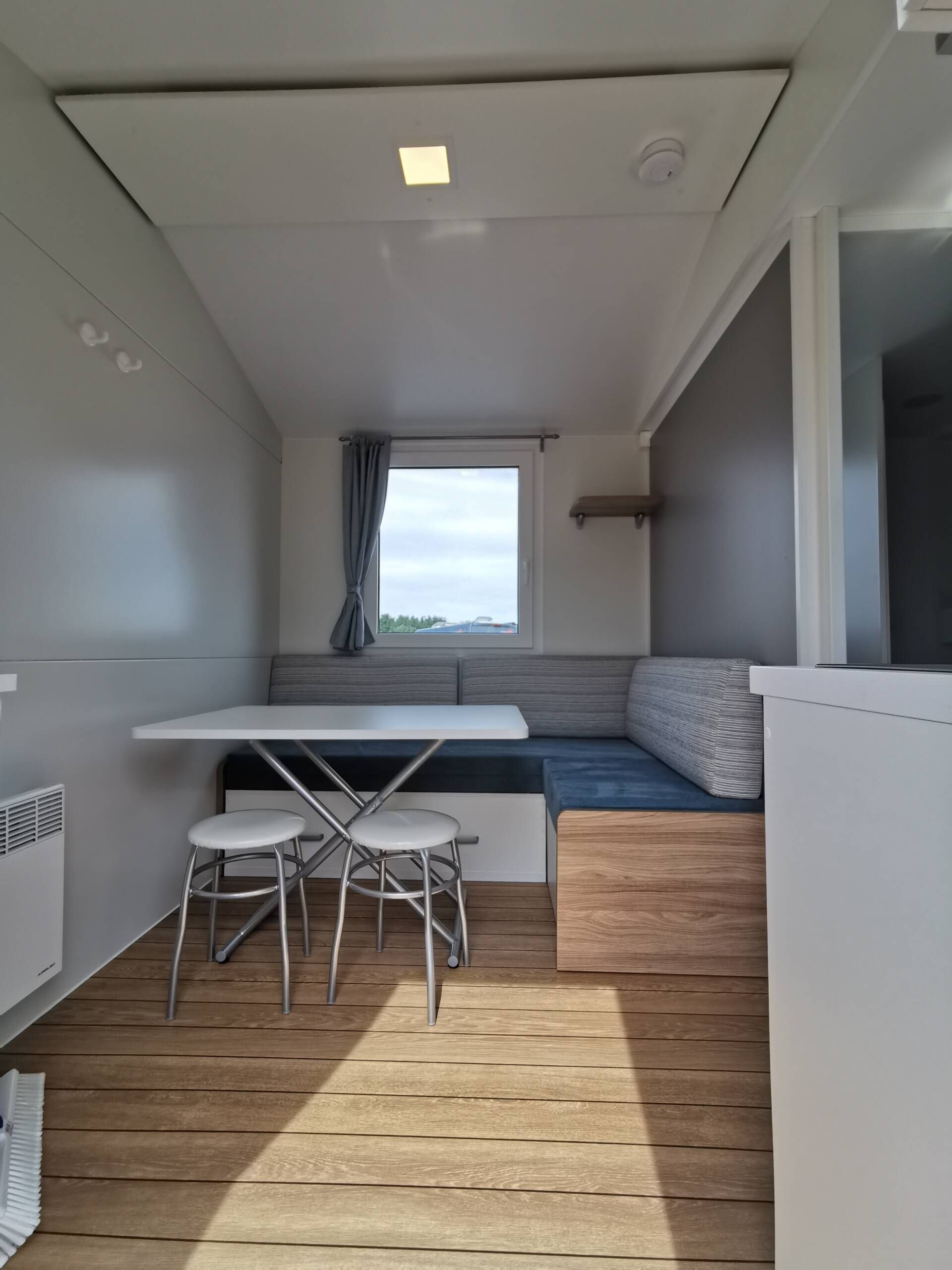 Wohn-Essbereich im kleinen Mobilheim auf dem Campingplatz Westerland