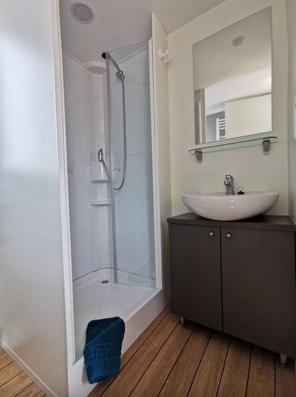 Badezimmer im kleinen Mobilheim auf dem Campingplatz Westerland