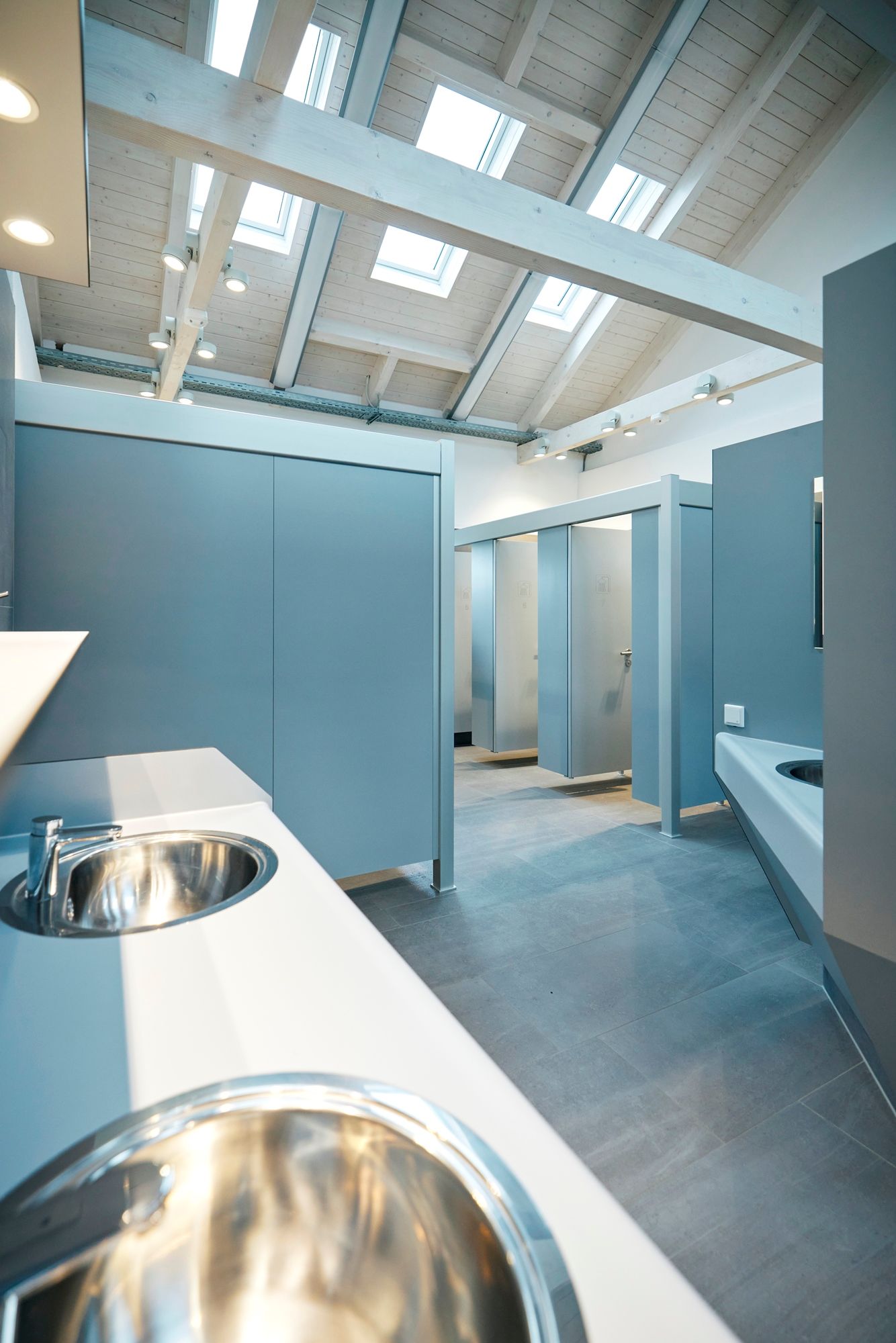 Waschbecken und WC-Kabinen im Sanitärgebäude Nord auf dem Campingplatz Westerland