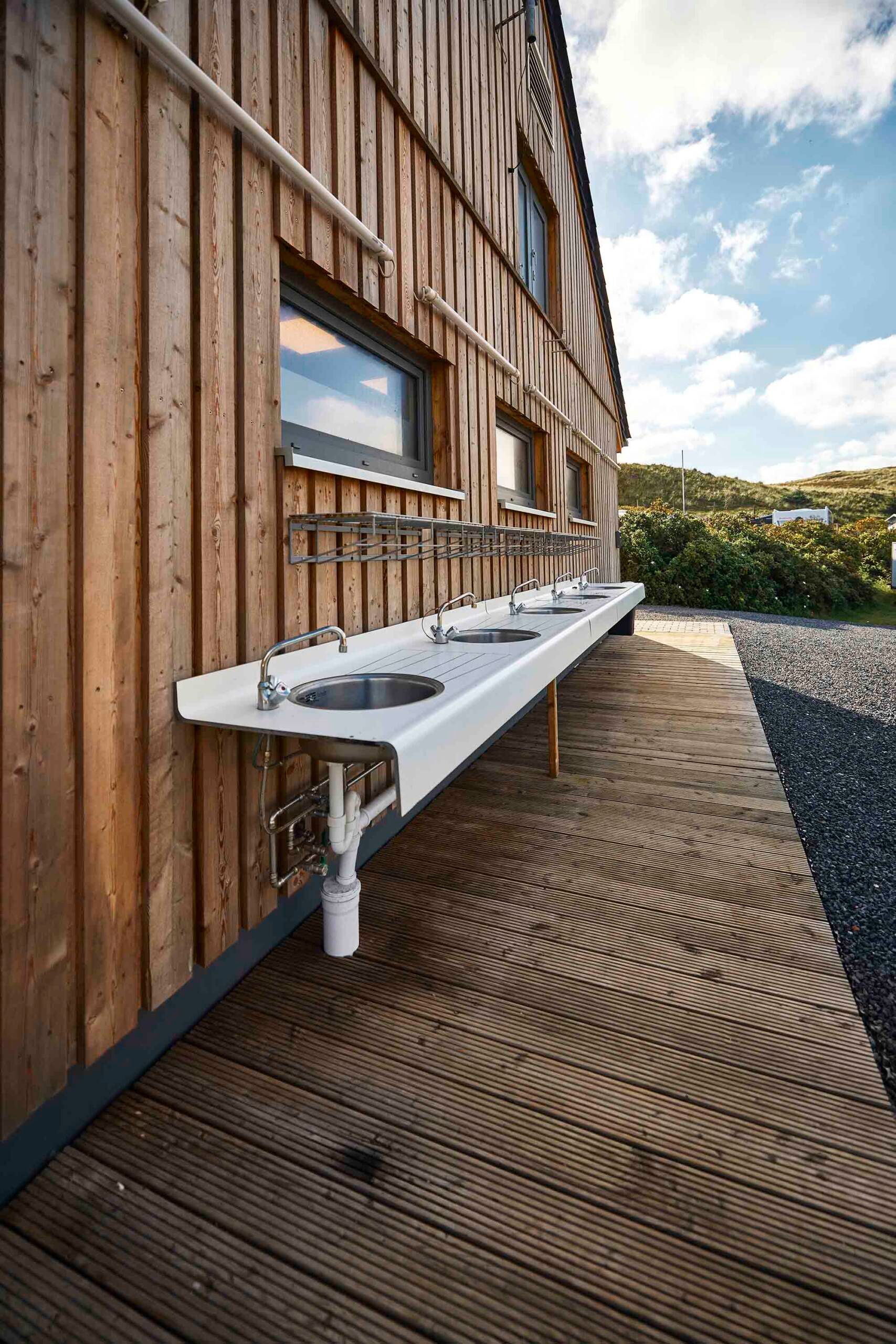 Außenspülen am Sanitärgebäude Nord auf dem CAmpingplatz Westerland
