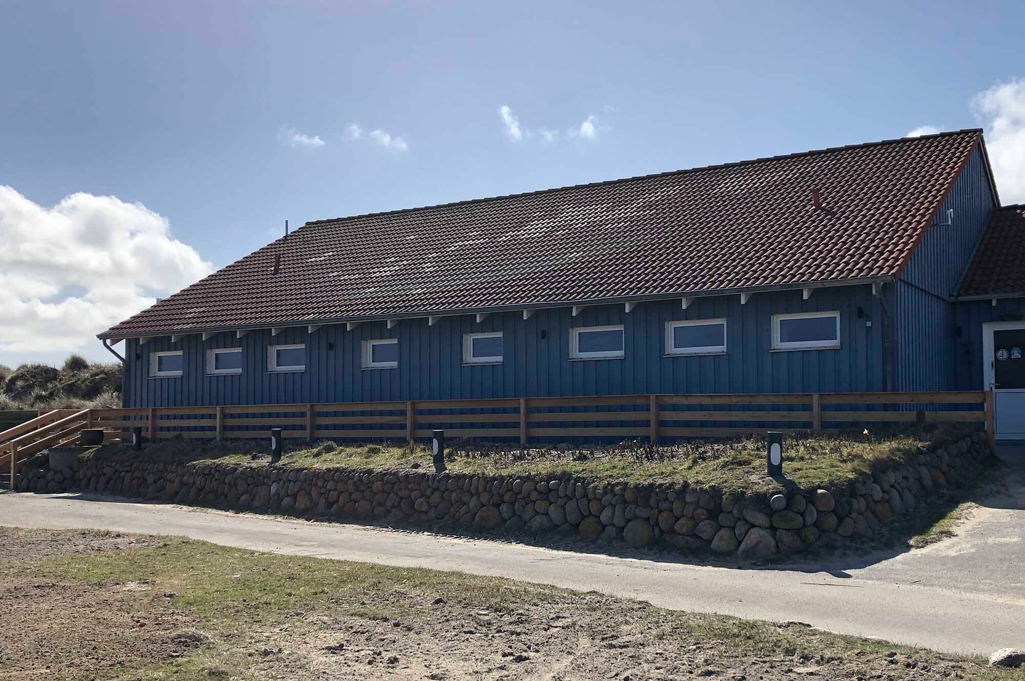 Sanitärgebäude Ost (C) auf dem Campingplatz Westerland mit blauer Außenfassade