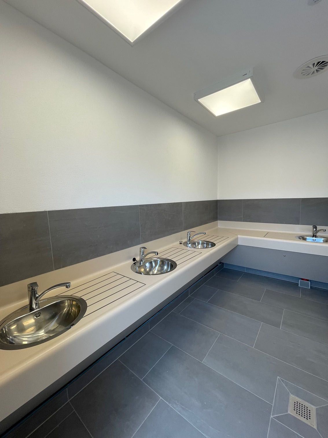 Barrierearm nutzbarer Spülbereich im Sanitärgebäude Nord auf dem Campingplatz Westerland