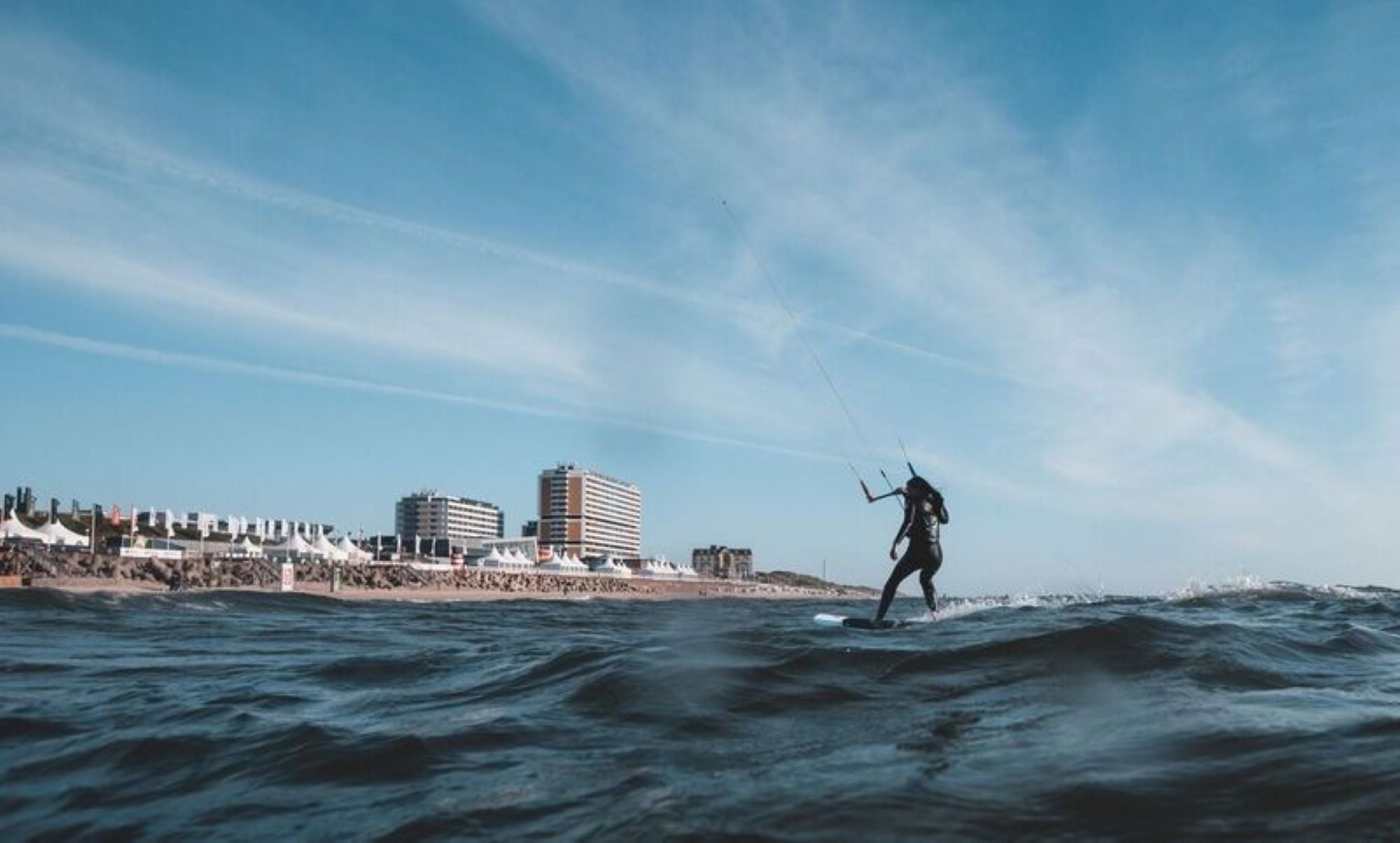 Surfer vom Sufhouse Sylt vor der Skyline von Westerland