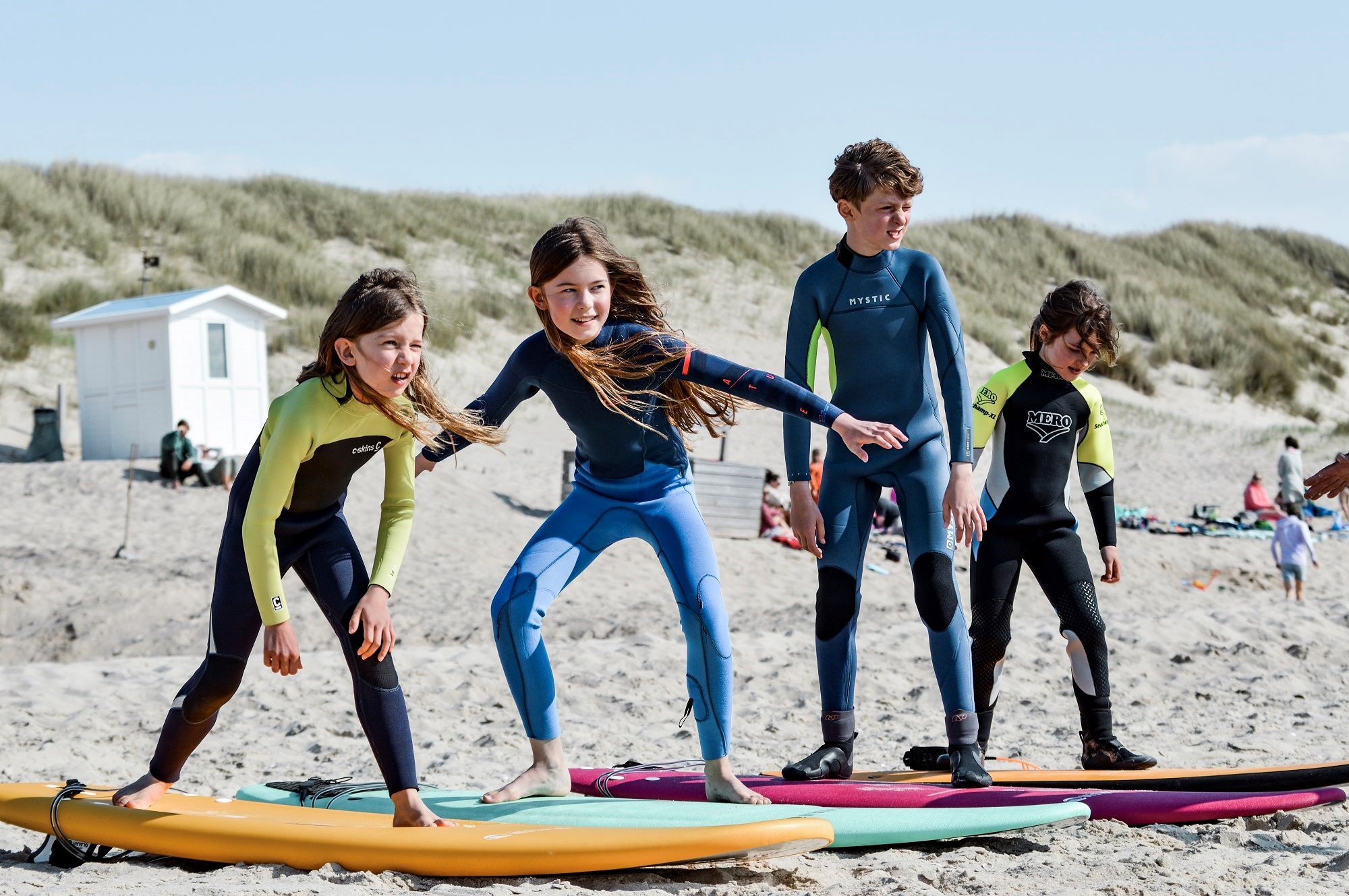 Wellenreiten am Strand vom Campingplatz Westerland mit dem Surfhouse Sylt