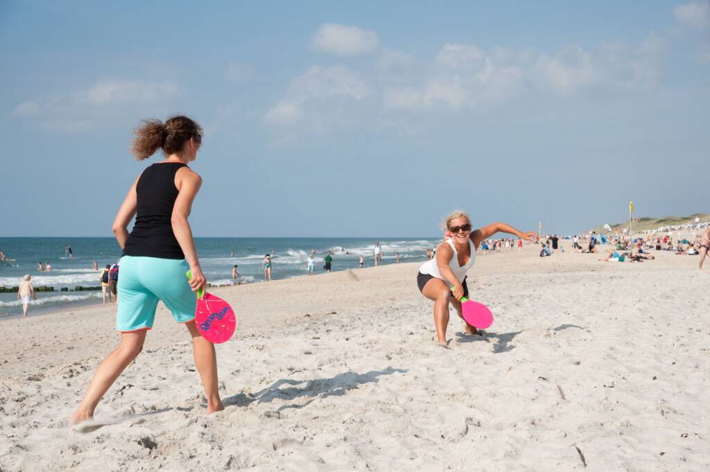 Zwei Frauen spielen Beach Ball am Fun Beach in Westerland