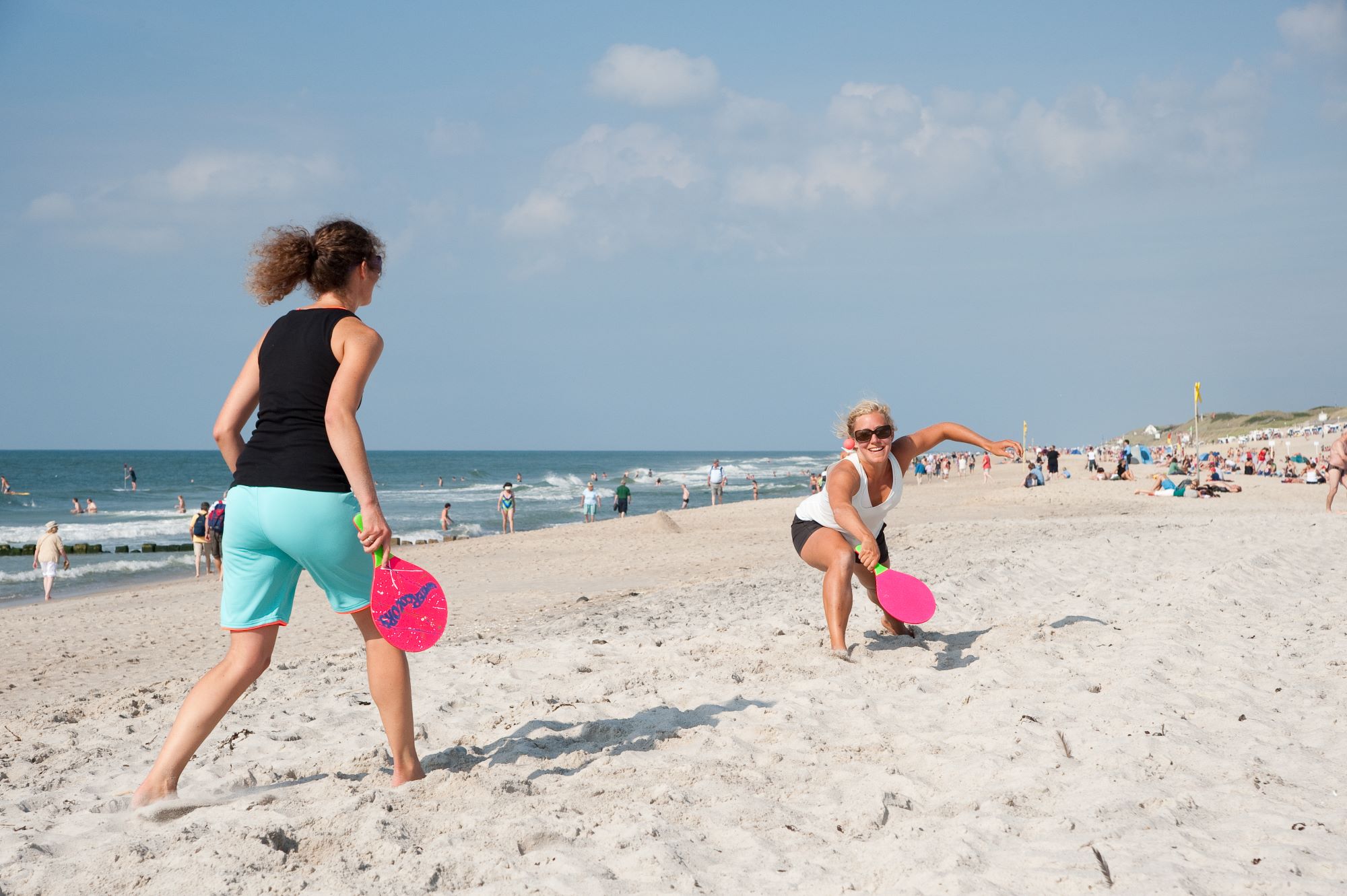 Zwei Frauen spielen Beach Ball am Fun Beach in Westerland