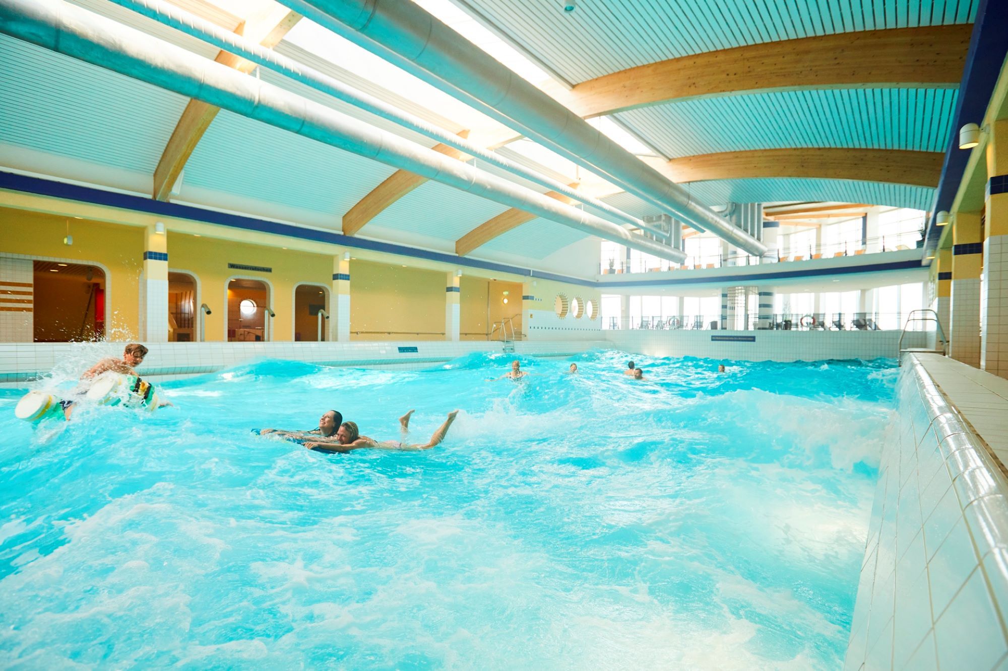 Personen schwimmen im Wellenbecken der Sylter Welle