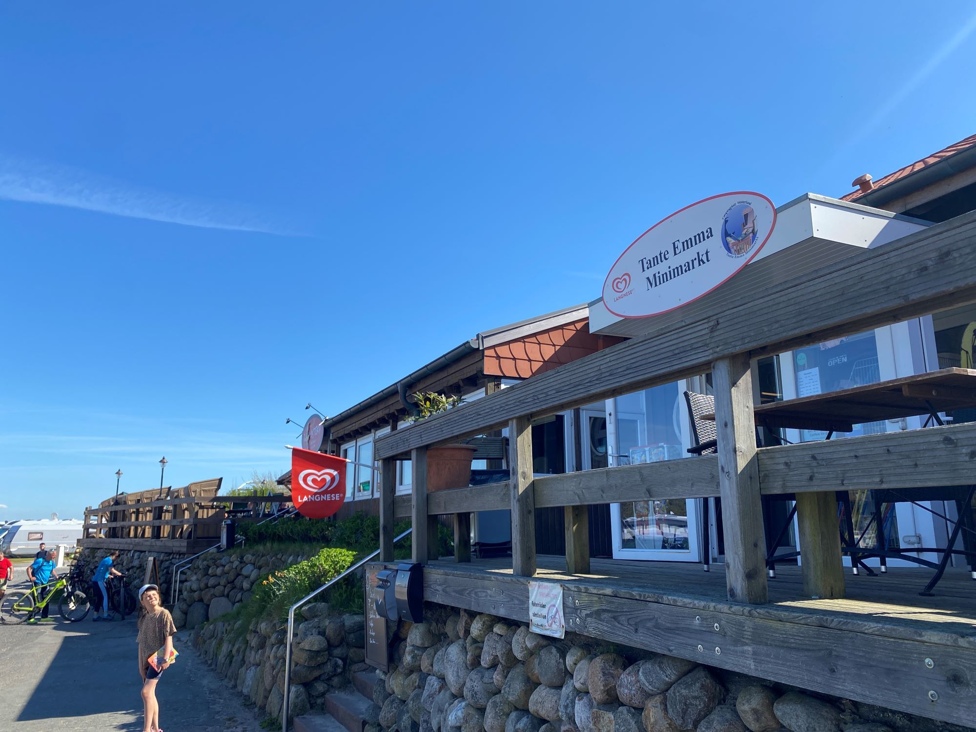 Außenansicht des Minimarktes und Restaurant auf dem Campingplatz Westerland