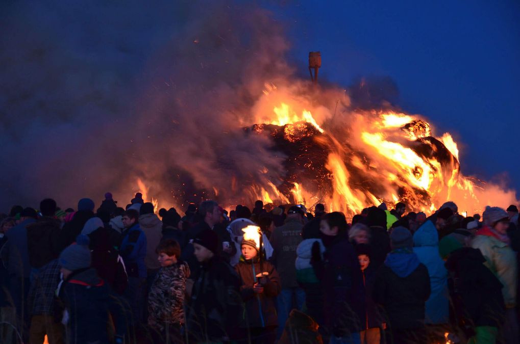 Biikefeuer mit Zuschauern