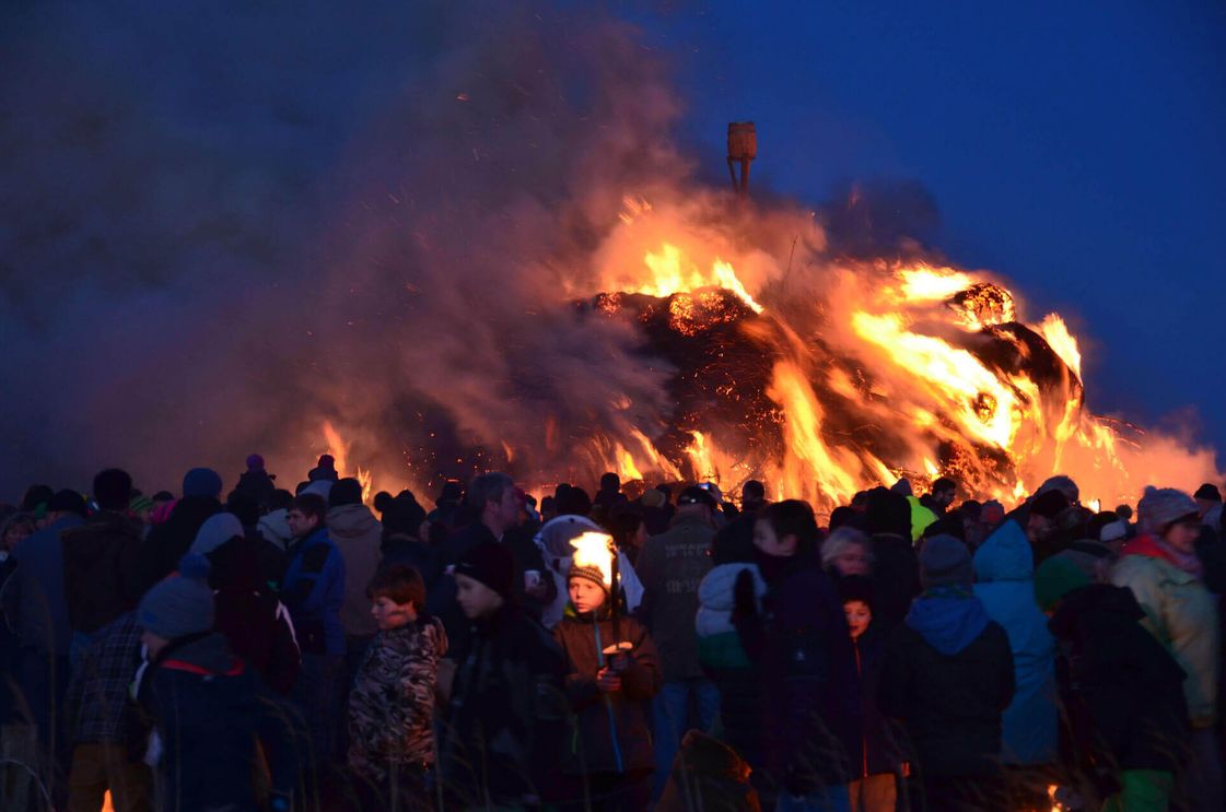Biikefeuer mit Zuschauern