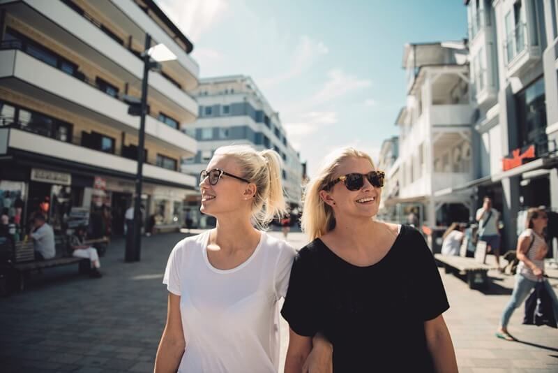 Zwei junge Frauen shoppen in der Friedrichstraße