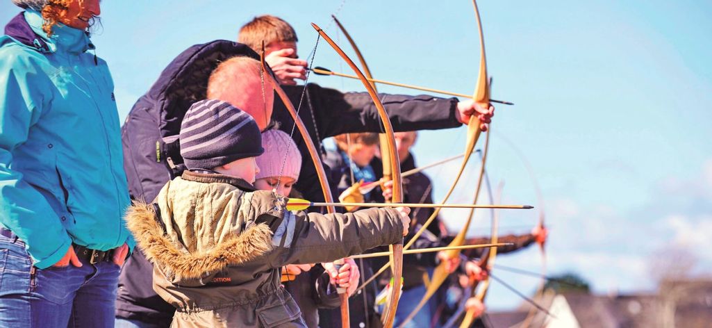 Kinder beim Bogenschießen