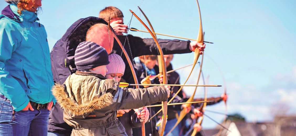 Kinder beim Bogenschießen