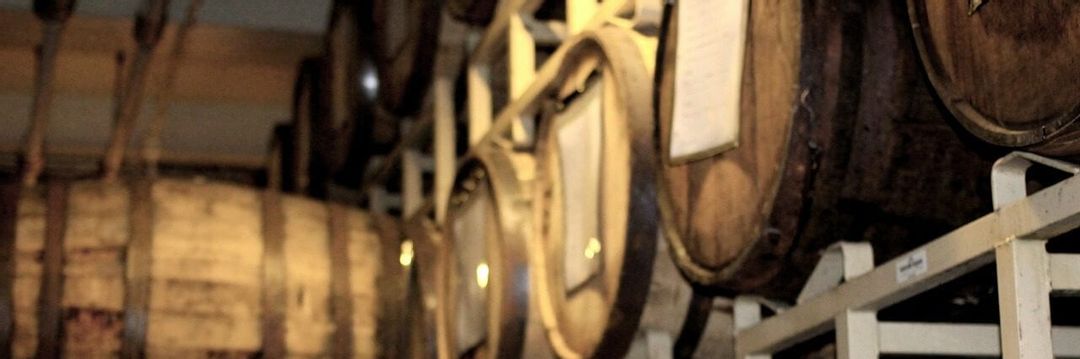 Fässer voller aromatischer Whisky