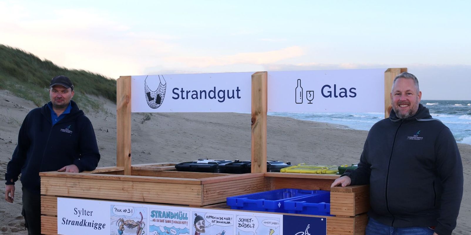 Arne von Pirch und Heiko Christiansen präsentieren stolz die neuen Müllstationen. 