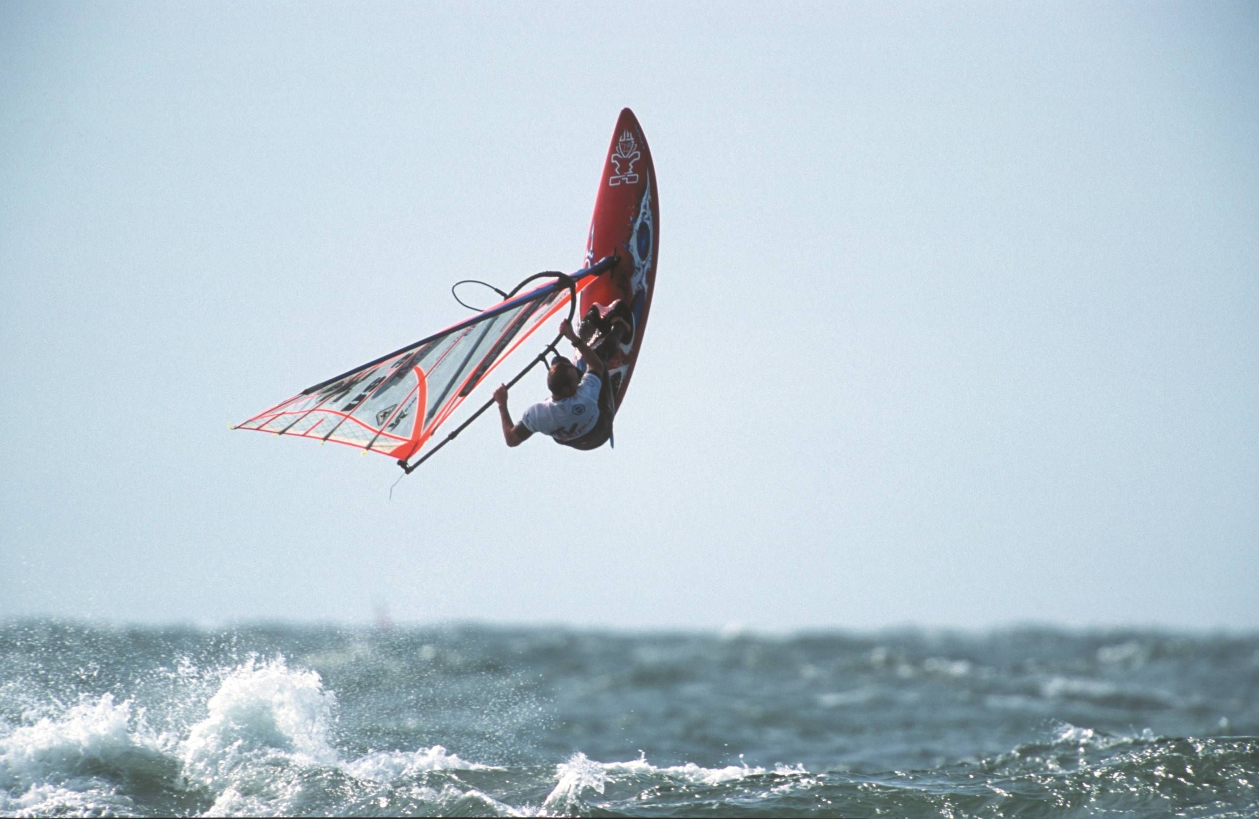 Windsurfer vollzieht einen Sprung über der Nordsee