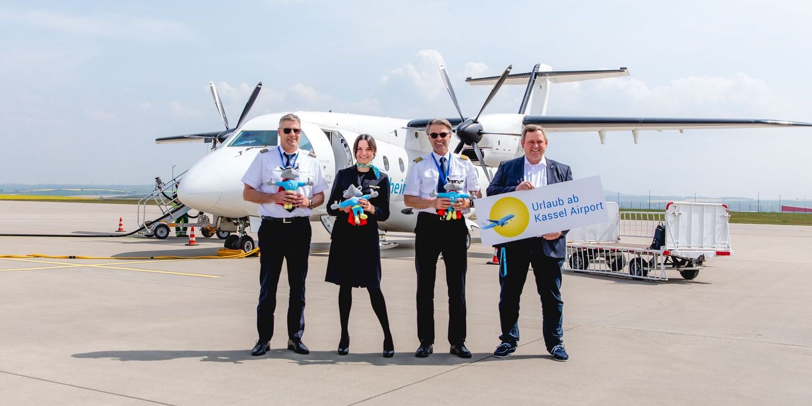 Die Crew der Rhein-Neckar Air Gregor Kluyken, Maja Gluhak, René Süß mit dem Reiseveranstalter Christian Henkel von Urlaub ab Kassel Airport vor dem Start am Kassel Airport (v.l.n.r.)